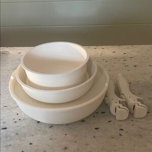 Authentic Kitchen brand White Nesting pans with detachable Handles and cover lid